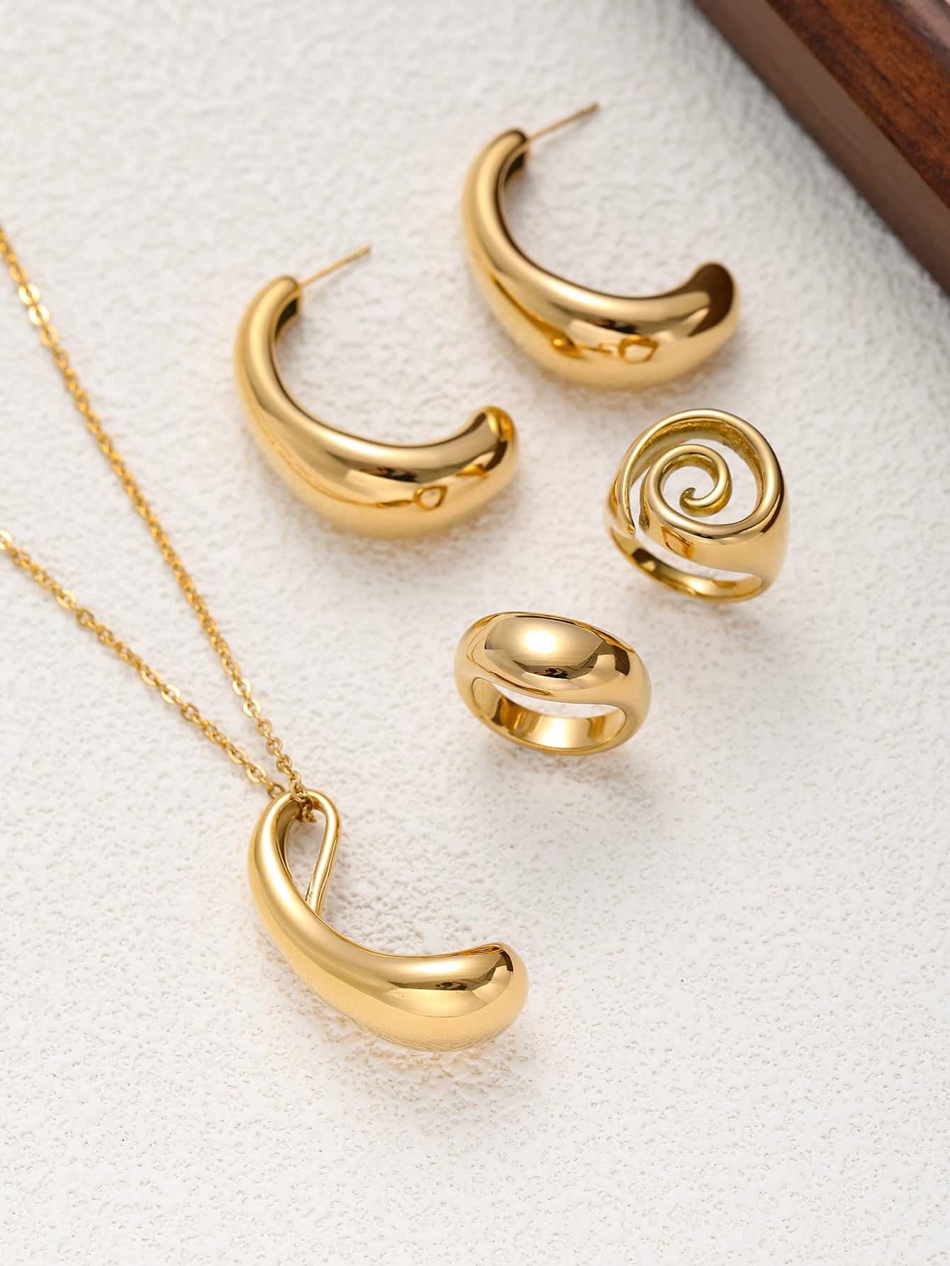 Golden Organic Shape Jewelry Set